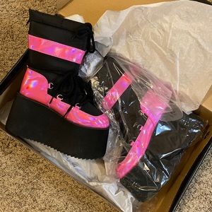 Brand new never worn YRU black and pink Qronic winter hologram boots